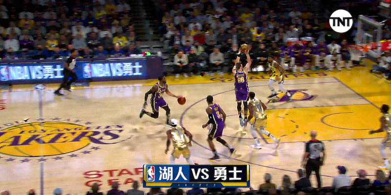 NBA篮球比赛直播画面，湖人队对阵勇士队